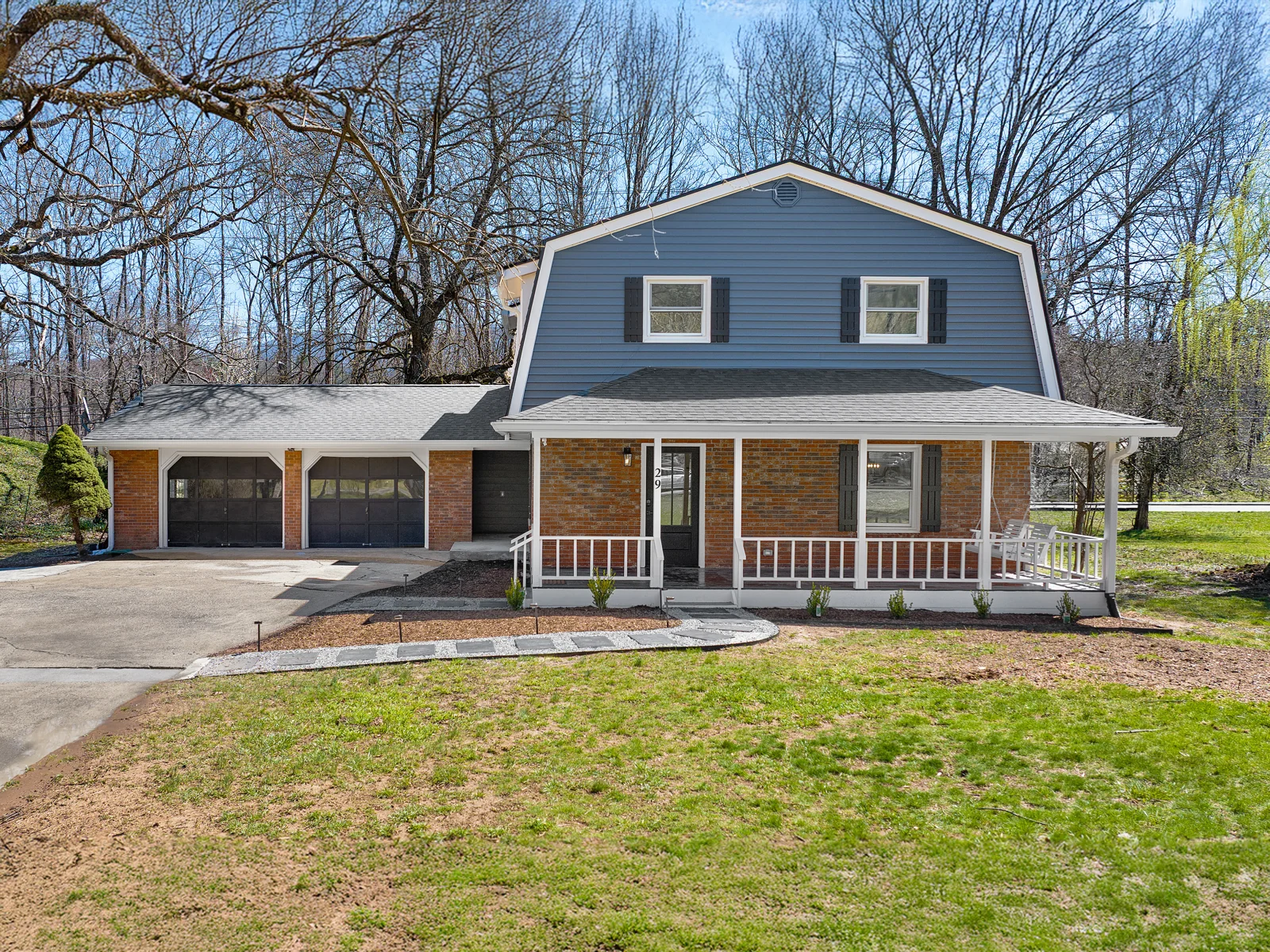 Mojo Manor’s front exterior and arrival after renovation